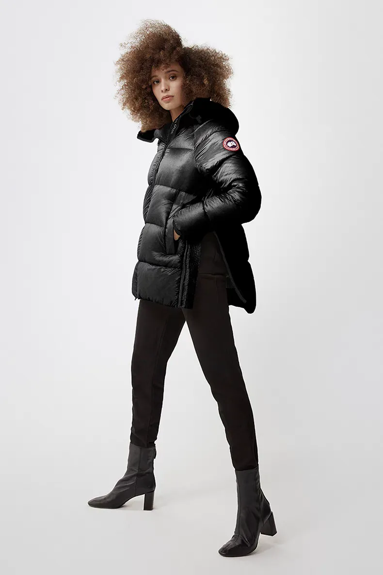 P1060 Big Goose 2239L Women's Puff Bread Jacket [Specially for foreign trade with high quality] Canada Goose Canada Goose Cypress Series Hooded Waterproof, Windproof and Warm Down Jacket Women's The new style of the Cypress series will make you stand out. This down jacket is an ideal winter piece. This style is filled with white duck down. Featuring a thin, channel-filled construction with lightweight fabrics and trim, it feels lightweight and adds warmth. The chin-protecting suede knit stand-up collar is soft and adds comfort. An adjustable down hood with cord closure adds warmth and protection against the elements. The back is designed with the iconic double-stripe black reflective decorative stripes to make you more visible in dim environments. The inner layer has removable elastic straps, making the jacket easy to carry on the shoulder and hands-free. Side zipper gusset dries and breathes when moving. Color: black with red label, silver birch Size: XS-2XL